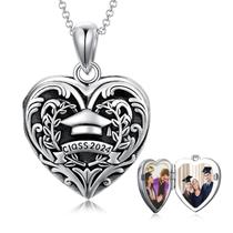 Colar SOULMEET Graduation Heart Locket Class 2024 2 fotos