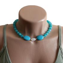 Colar Terezinha curto, com esferas de pedras jade em azul turquesa e mix de pedras Colar Terezinha curto, com esferas de pedras jade em azul turquesa e mix de pedras