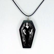 Colar terror pingente em caixão vampira resinada feito a mão