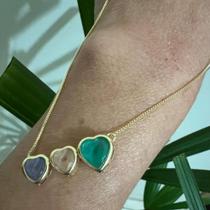 Colar três corações coloridos banhado a ouro 18k Colar três corações coloridos banhado a ouro 18k