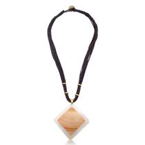 Colar vários fios pingente g em madre pérola