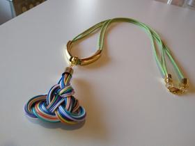 Colar verde e pingente em cabeamento multicoloridos Tech Girls Bijouxtech Colar verde e pingente em cabeamento multicoloridos Tech Girls Bijouxtech