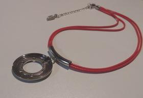 Colar vermelho e pingente Drive metálico Tech Girls Bijouxtech Colar vermelho e pingente Drive metálico Tech Girls Bijouxtech