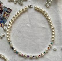 Colares chocker colar de pérolas com detalhes em corações coloridos Colares chocker colar de pérolas com detalhes em corações coloridos