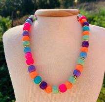 Colares chocker com detalhes em ouro miçangas coloridas cores vivas