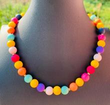 Colares chocker com detalhes em ouro miçangas coloridas cores vivas