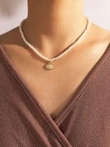 Colares chocker de pérolas com pingente concha folheado a Ouro