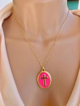 Colares chocker modelo com pingente de Cruz verniz italiano