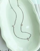 Colares longos longuinhos modelo Cruz e ponto de luz a Prata