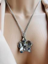 Colares modelo com pingente de flor verniz italiano Colares modelo com pingente de flor verniz italiano