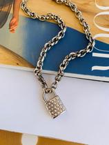 Colares Semi Joia modelo cadeado com strass verniz italiano Ouro e Prata