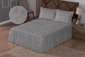 Colcha Cobre Leito Casal Padrão Bordada com Babado 3 Peças Colcha Cobre Leito Casal Padrão Bordada com Babado 3 Peças