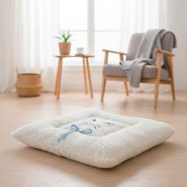 Colchonete Tapete Pet para Gatos Sasha Médio Quadrado Bordado Impermeável Sherpa Palha Variação: Azul Colchonete Tapete Pet para Gatos Sasha Médio Quadrado Bordado Impermeável Sherpa Palha Variação: Azul