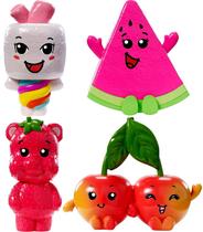 Coleção 04 Mini Bonecos Colecionáveis - Personagens Barbie Dreamtopia - Mattel: Melancia + Marshmallow + Ursinho Morango + Casal De Maçãs