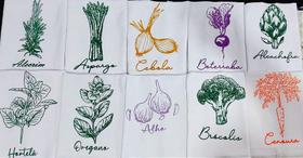 Coleção de Pano de Prato Estampado Temperos e Vegetais 45x65cm - Pé de Galinha Coleção de Pano de Prato Estampado Temperos e Vegetais 45x65cm - Pé de Galinha