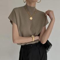 Colete Feminino Elegante de Malha - Gola Alta, Manga Curta e Caimento Solto Colete Feminino Elegante de Malha - Gola Alta, Manga Curta e Caimento Solto