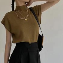 Colete Feminino Elegante de Malha - Gola Alta, Manga Curta e Caimento Solto Colete Feminino Elegante de Malha - Gola Alta, Manga Curta e Caimento Solto