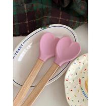 Colher de Silicone em Formato de Coração 26 cm com Cabo de Madeira