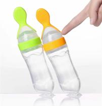 Colher dosadora em silicone para alimentação de bebê