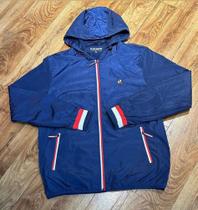 Combo: 1 jaqueta masculina azul + jaqueta branca Combo: 1 jaqueta masculina azul + jaqueta branca