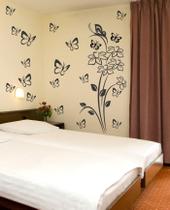 Combo Adesivo Decorativo de Parede Floral e Kit Borboletas