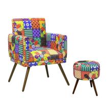 Combo Poltrona Decorativa Nina com Puff Redondo Pés Madeira Suede Patchwork