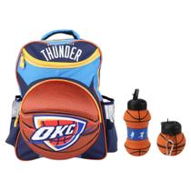 COMP Kit Mochila Infantil 3D Bola OKC Thunder + Garrafa Dobrável 550ml com Canudo Futebol e Magia COMP Kit Mochila Infantil 3D Bola OKC Thunder + Garrafa Dobrável 550ml com Canudo Futebol e Magia