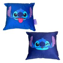 COMP Kit Par de Almofadas Decorativas Stitch Disney: Chilled Vibes e Oh Yeah 25x25cm Fibra Veludo