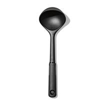 Concha OXO Good Grips de nylon preta para sopas, ensopados e pimentões Concha OXO Good Grips de nylon preta para sopas, ensopados e pimentões