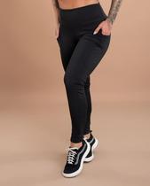 Confeccionada em suplex liso peluciado, esse modelo possui cós alto. O cós modela e promove melhor ajuste ao corpo. Confortável, ela é ideal para a pr