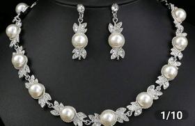 Conjto Colar e Brincos, Alto Brilho com Zircôneas Cúbicas e Pérolas A A A Conjto Colar e Brincos, Alto Brilho com Zircôneas Cúbicas e Pérolas A A A