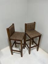 Conjunto 02 Banquetas altas em madeira maciça com encosto e assento estofados Conjunto 02 Banquetas altas em madeira maciça com encosto e assento estofados