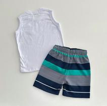 Conjunto 2/14 Divertto Regata Branca e Bermuda Listrada Verde/Azul Conjunto 2/14 Divertto Regata Branca e Bermuda Listrada Verde/Azul