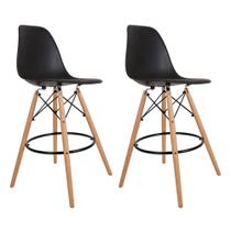 Conjunto 2 Banquetas Eames Preta PP Pés Madeira e Polipropileno Altura 70cm Design Clássico Área Interna e Externa Conjunto 2 Banquetas Eames Preta PP Pés Madeira e Polipropileno Altura 70cm Design Clássico Área Interna e Externa
