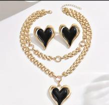 Conjunto 2 Colares Preto e Dourado e brincos coração