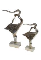 Conjunto 2 Estátuas Decorativas Meninas Ao Vento Em Resina