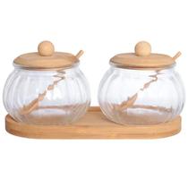 Conjunto 2 porta condimentos com tampa, colher dosadora e bandeja de bambu Doraine 230 ml Conjunto 2 porta condimentos com tampa, colher dosadora e bandeja de bambu Doraine 230 ml
