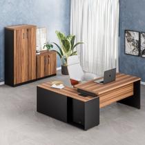 Conjunto 3 Peças com Mesa Escritório em L 150x150cm, com Armário Multiuso Baixo com Chave e Alto Marrom Preto Conjunto 3 Peças com Mesa Escritório em L 150x150cm, com Armário Multiuso Baixo com Chave e Alto Marrom Preto