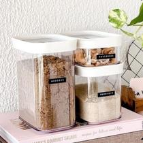 Conjunto 3 potes herméticos 1500ml. 1000ml e 450ml em Branco Helsim Conjunto 3 potes herméticos 1500ml. 1000ml e 450ml em Branco Helsim