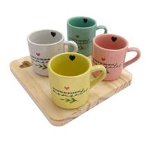 Conjunto 4 Canecas Café Pequenos Momentos Color com Bandeja de Madeira Conjunto 4 Canecas Café Pequenos Momentos Color com Bandeja de Madeira