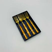 Conjunto 4 Garfos de Bolo de Aço Inox com Cabo de Bambu Tulum Dourado 16cm - Wolff Conjunto 4 Garfos de Bolo de Aço Inox com Cabo de Bambu Tulum Dourado 16cm - Wolff