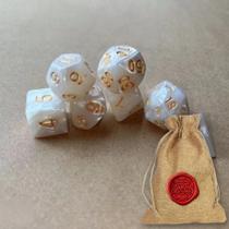 Conjunto 7 Dados RPG Perolados + Bolsa do Covil do Jabuti D&D (D6 D20 D10 D12 D4 D8)