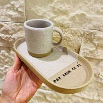 Conjunto Bandeja Oval e Caneca Cappuccino Terra Yang Wishes Paz Amor Café 23x11,5cm