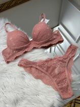 Conjunto básico rendado com calcinha fio Conjunto básico rendado com calcinha fio