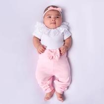 Conjunto Bebê Menina Body com Renda Calça com Laço e Faixa Suedine 100 Algodão Conjunto Bebê Menina Body com Renda Calça com Laço e Faixa Suedine 100 Algodão