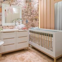 Conjunto Berço 2 em 1 com regulagem de Altura do Estrado e Cômoda 6 gavetas MDF espaço para o Trocador Branco com Carvalho Brinde Colchão para o berço