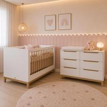 Conjunto Berço 2 em 1 com regulagem de Altura do Estrado e Cômoda 6 gavetas MDF espaço para o Trocador Branco com Carvalho Conjunto Berço 2 em 1 com regulagem de Altura do Estrado e Cômoda 6 gavetas MDF espaço para o Trocador Branco com Carvalho