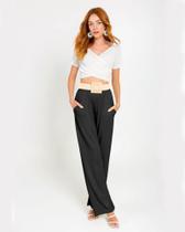 Conjunto blusa cropped branca e calça em malha encorpada preta marca Lunara