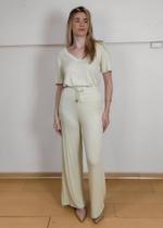 Conjunto blusa e calça pantalona Conjunto blusa e calça pantalona