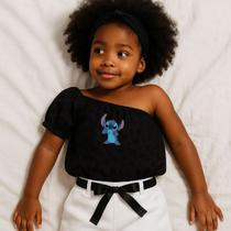 Conjunto Blusa Infantil de um Ombro só Preto Com Estampa do Stitch Dando Língua e Shorts Branco
